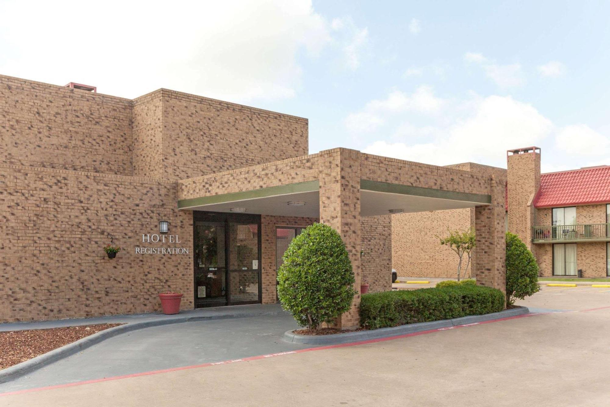 8 Business Hotels Close to Twin Lakes Park Worth Booking