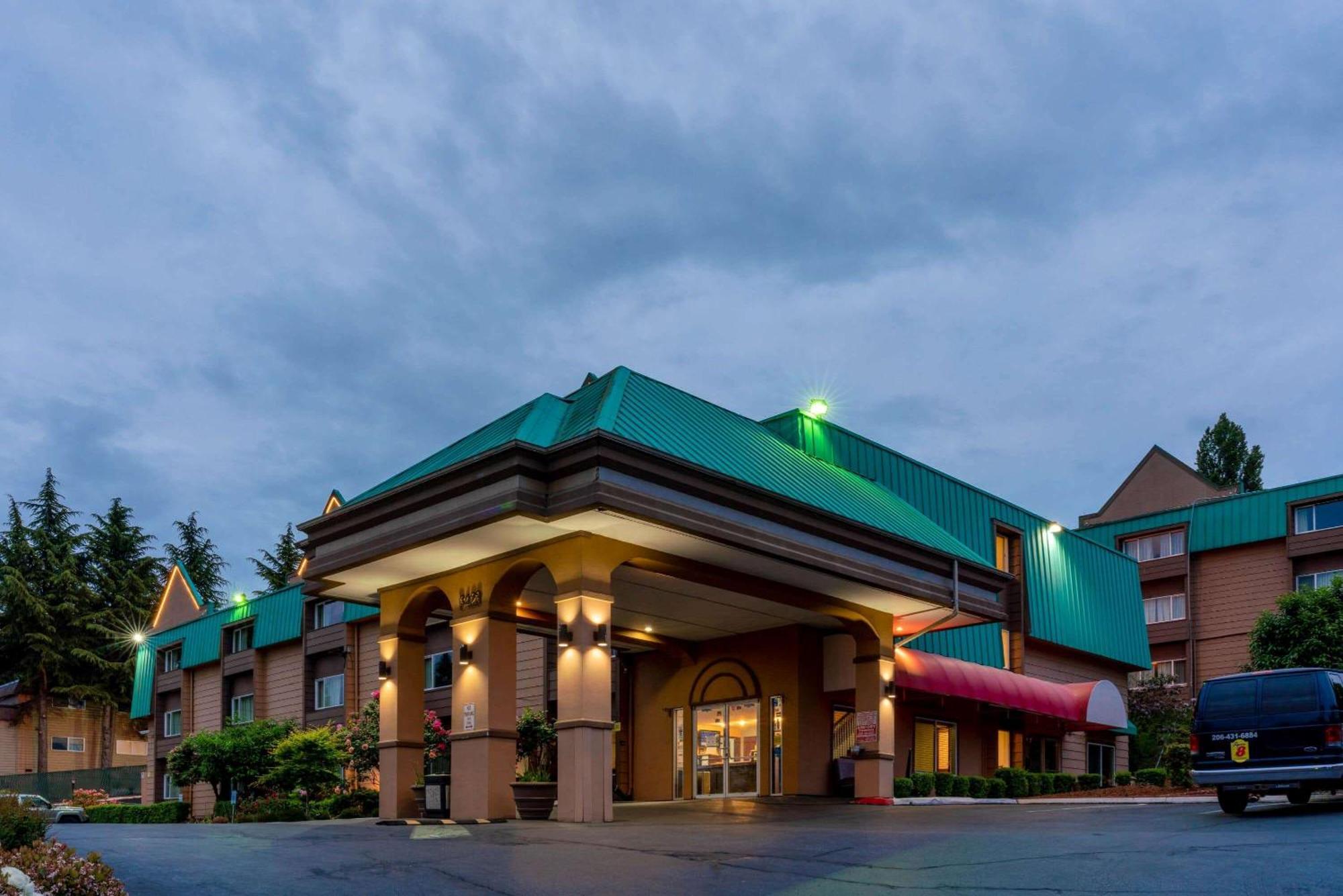 Staying Near Kent Lions Skate Park: 4 Airport Hotels Compared