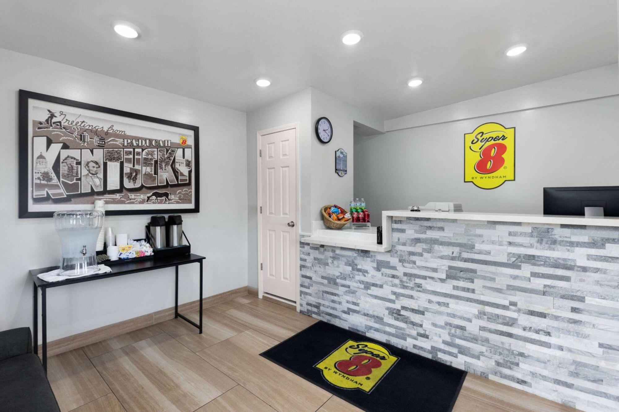 4 Top-Rated Couple Hotels Close to Paducah Floodwall Murals