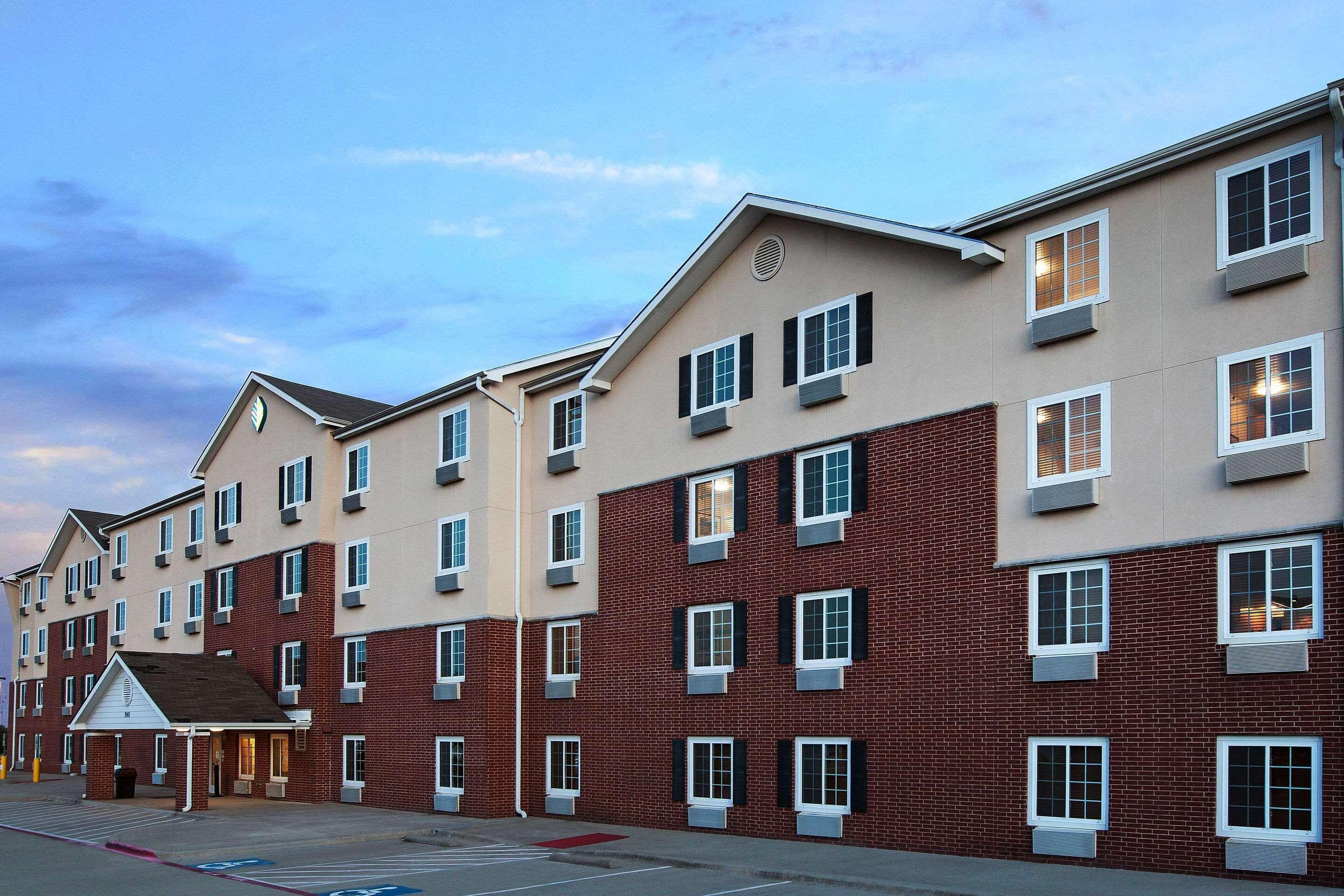 4 Couple-Friendly Hotels Close to Town Lake Recreation Area
