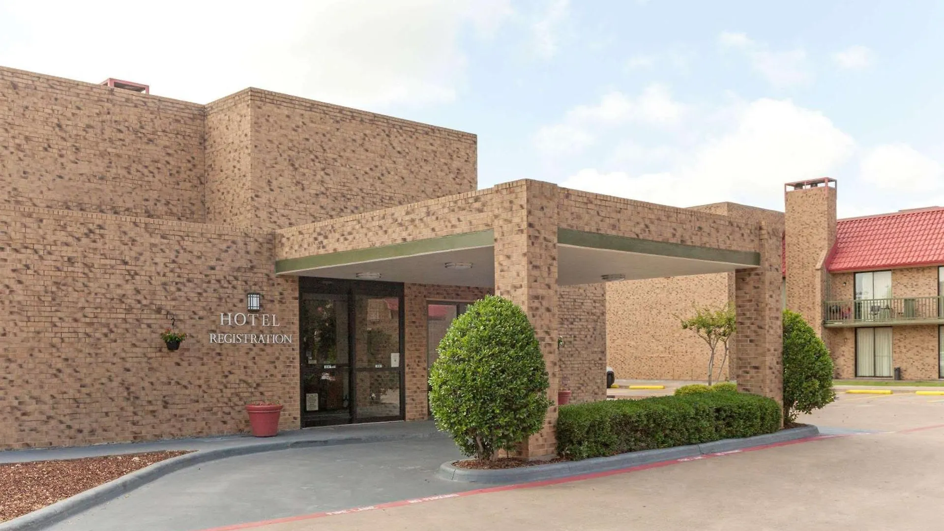 8 Business Hotels Close to Twin Lakes Park Worth Booking