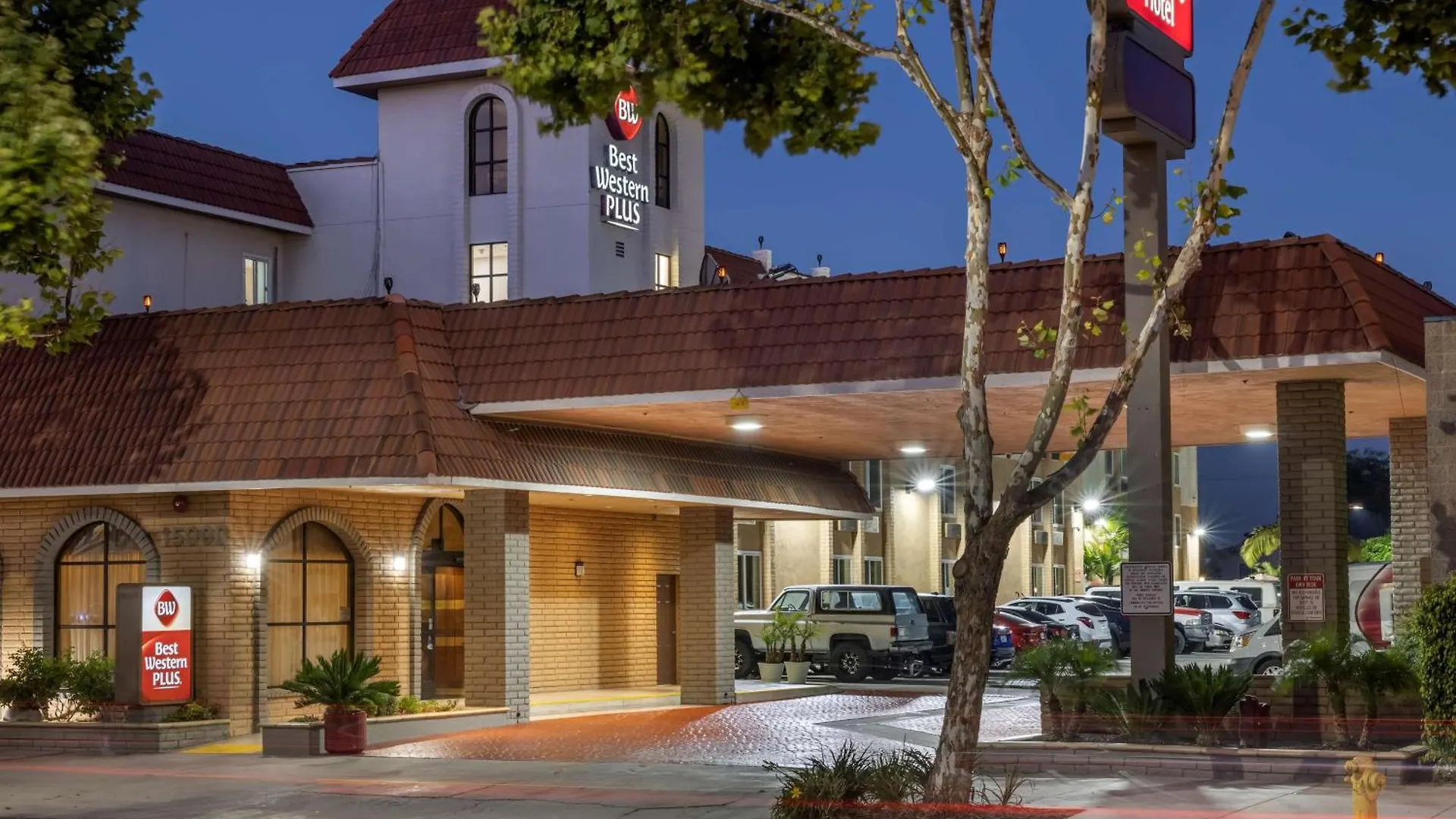 4 Smart Business Hotels Near Hawthorne Memorial Park