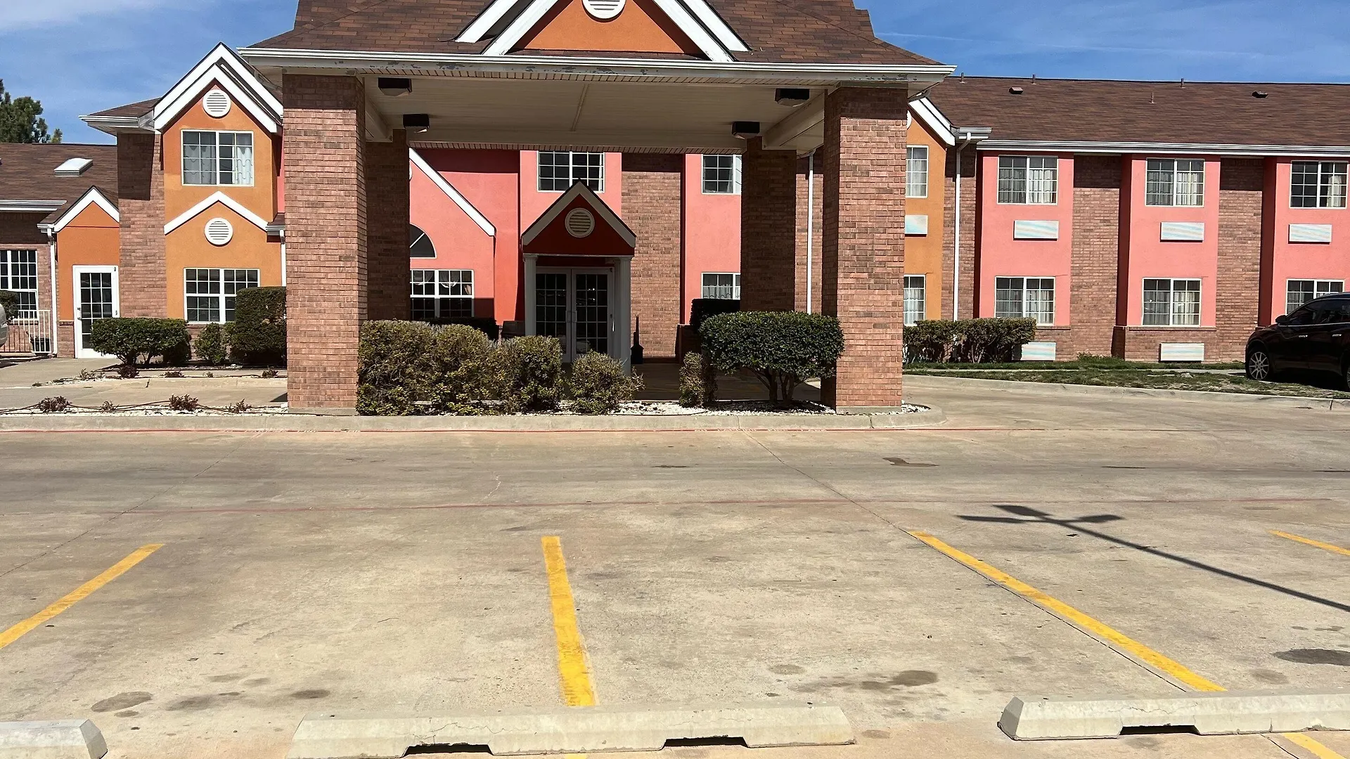 10 Smart Business Hotels Near Rattlers Civic Arena Worth Booking