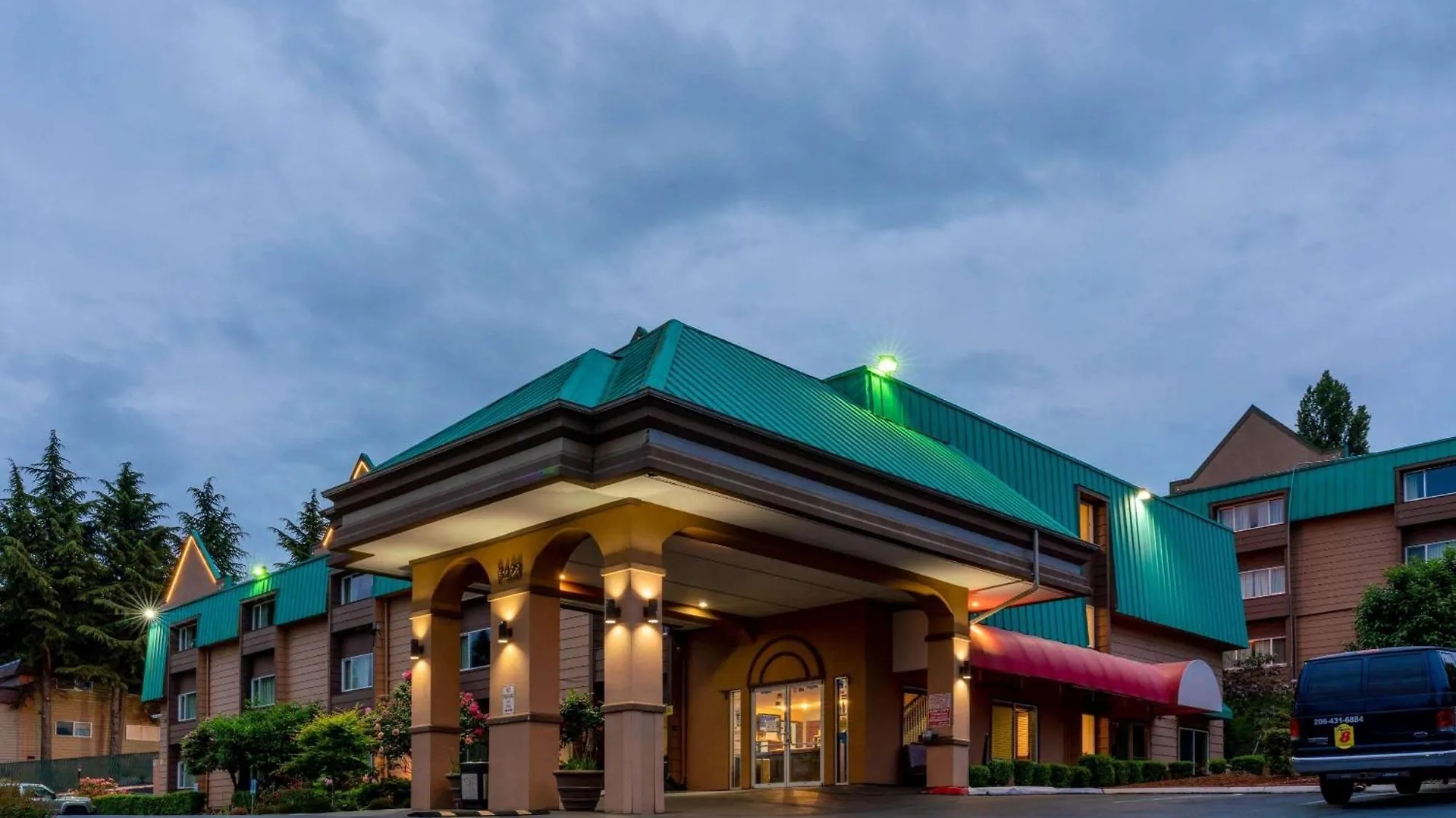 Staying Near Kent Lions Skate Park: 4 Airport Hotels Compared