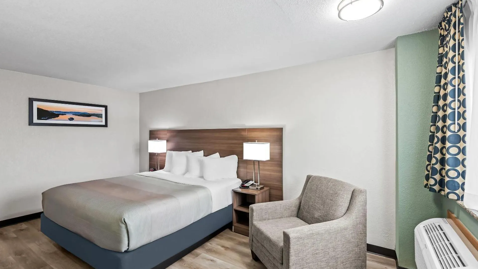 6 Smart Design Hotels Near Des Moines Playhouse Worth Booking