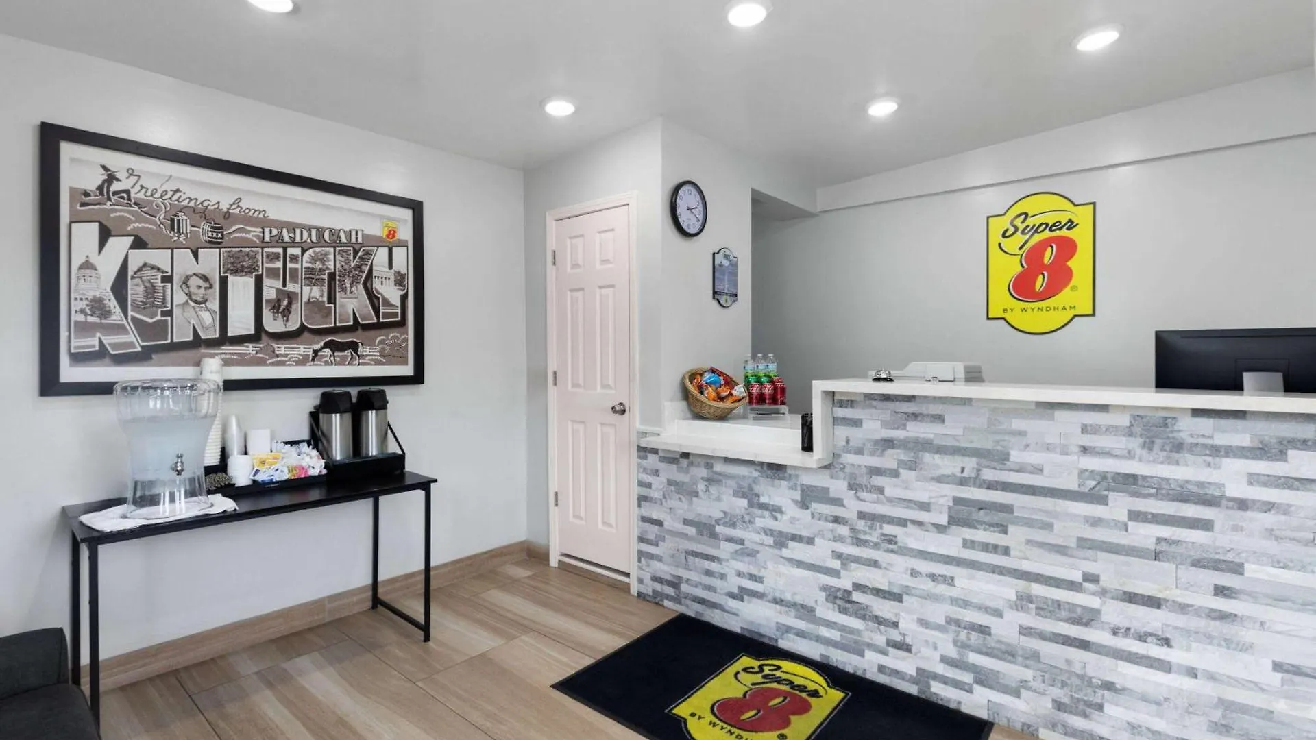 4 Top-Rated Couple Hotels Close to Paducah Floodwall Murals
