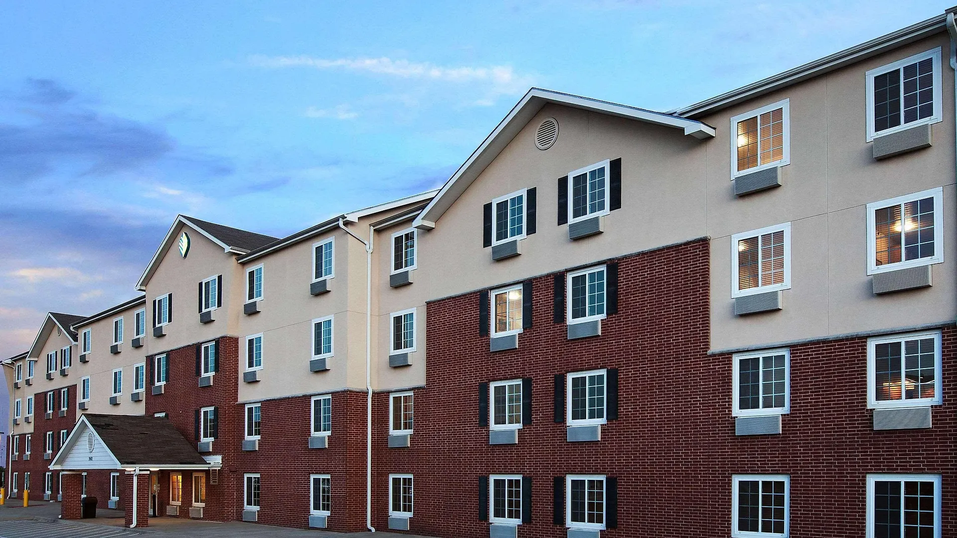 4 Couple-Friendly Hotels Close to Town Lake Recreation Area