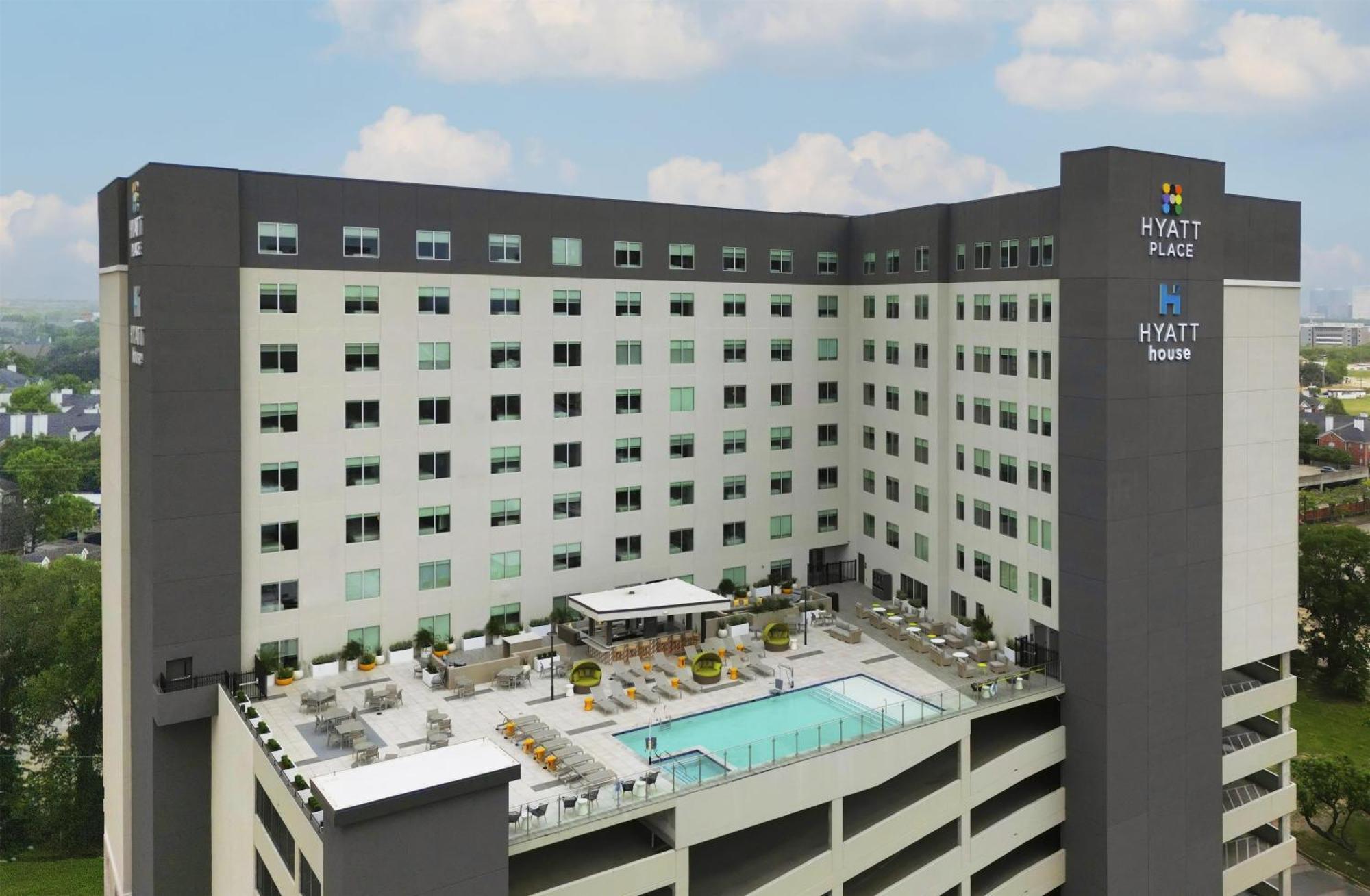 Where to Stay Near Water Wall: 15 Best Business Hotels