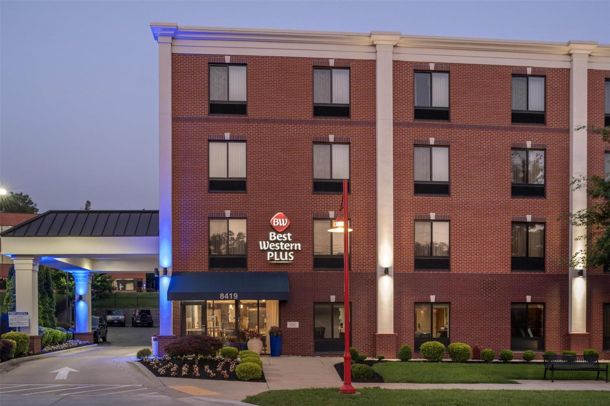 Staying Near Schrom Hills: 9 Business Hotels Compared